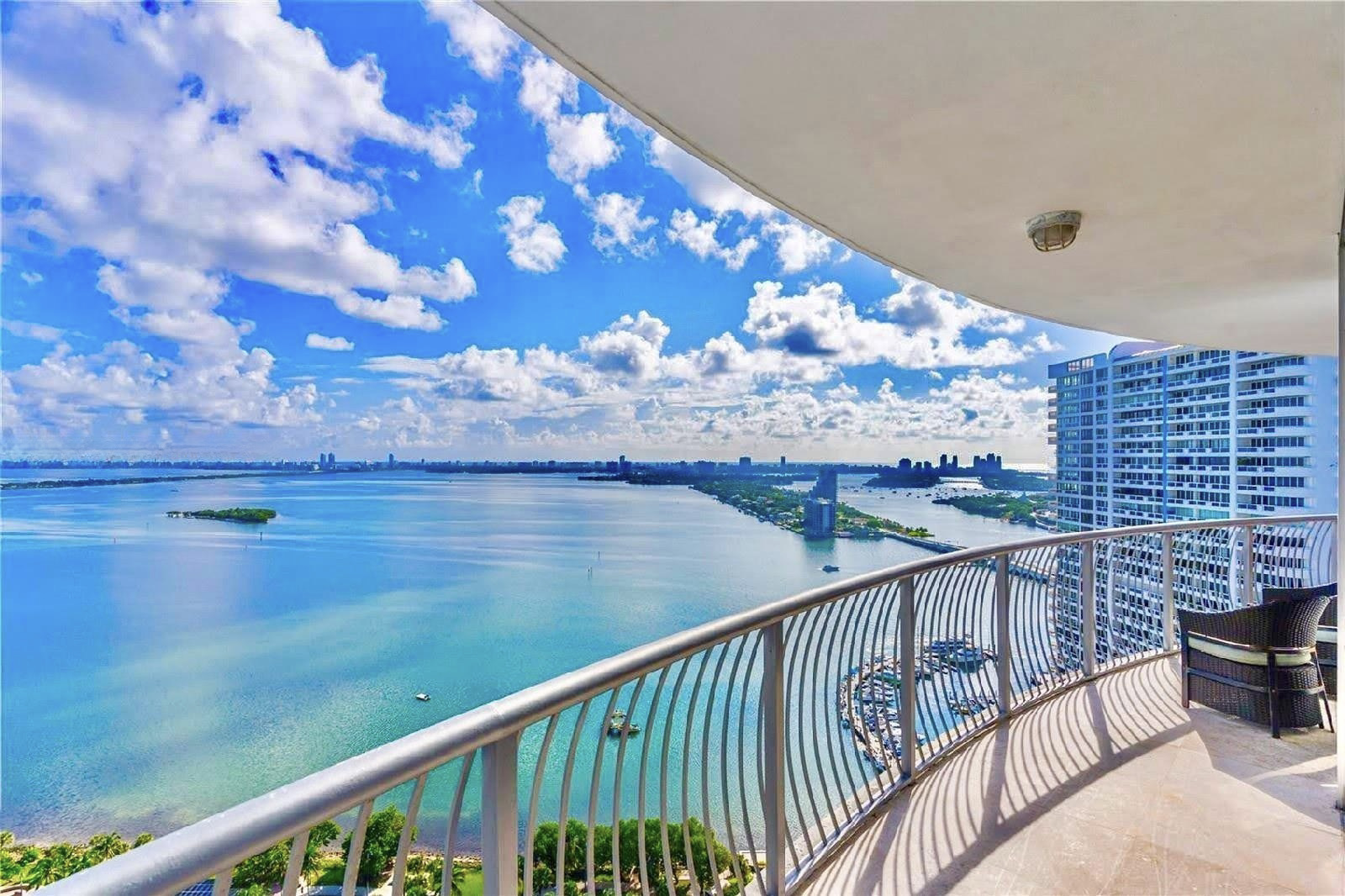 Amanecer sobre Biscayne Bay desde la terraza envolvente de Opera Tower 2202, Edgewater Miami